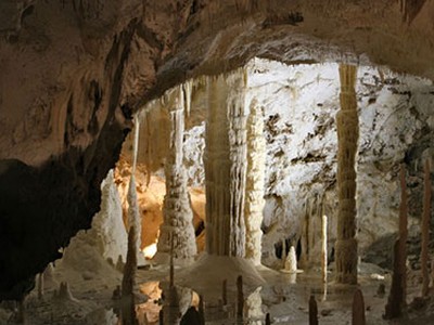 Голодные микробы могут создавать целые пещеры