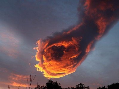 Фотограф запечатлел «руку Бога» на небе
