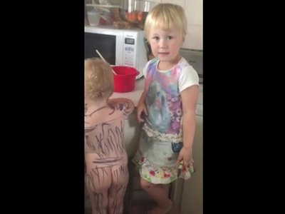 Видеохит: Девочка разрисовала младшую сестру в зебру