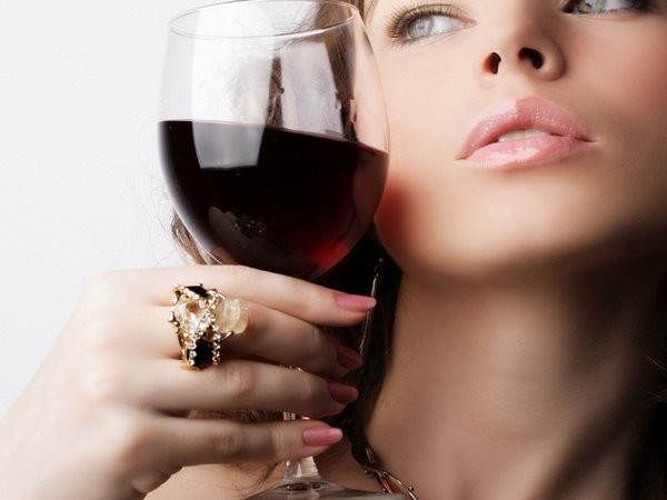 Женщины догоняют мужчин в употреблении алкоголя — ученые