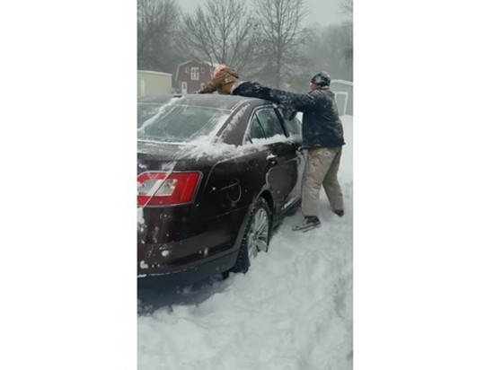 Отец очистил авто от снега своим сыном