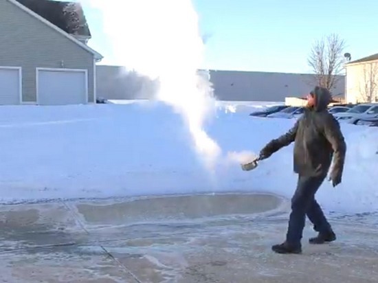 В США лютые морозы превращают кипяток в снег (видео)