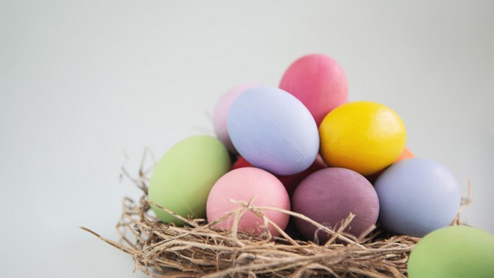 Как покрасить яйца натуральными красителями: ТОП-5 способов