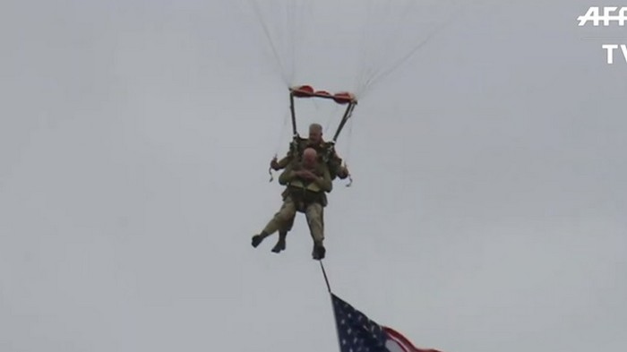 Американец в 97 лет прыгнул с парашютом
