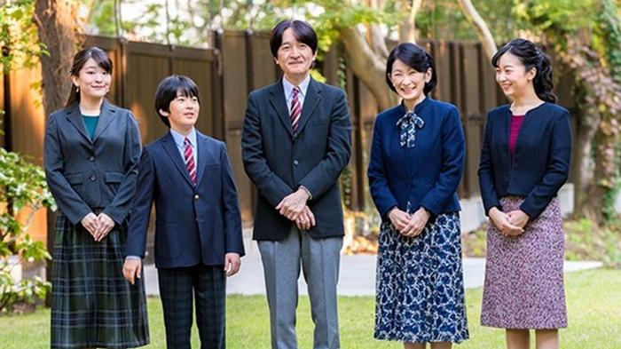 Японский принц шил защитные костюмы для медиков (фото)