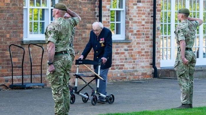 Гуляющий в саду 99-летний британец собрал на борьбу с коронавирусом £30 млн