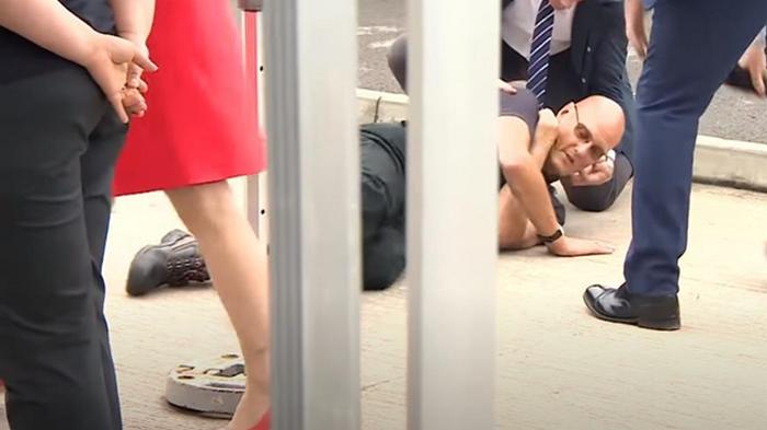 Продавец упал в обморок при виде принца Чарльза (видео)