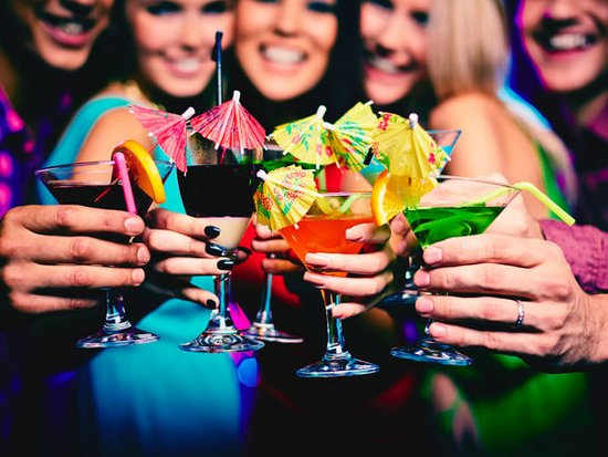 Почему друзья заставляют нас пить