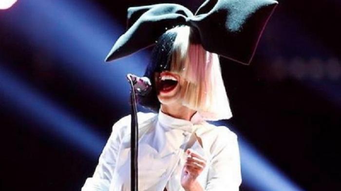 Певицу Sia сделали мультяшной девочкой в новом клипе