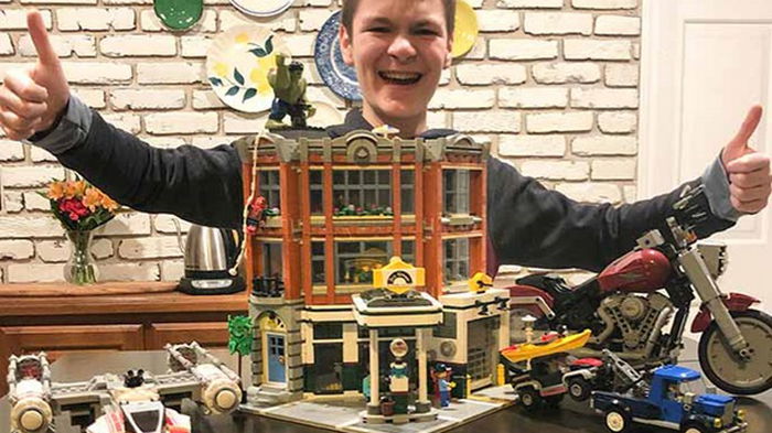 Школьник стал рекордсменом, собрав Лего из тысяч деталей (видео)