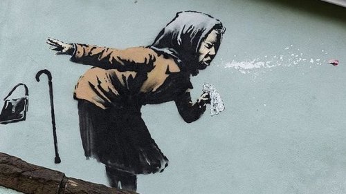 В Бристоле появилось новое граффити Бэнкси – мощно чихающая старушка: фото