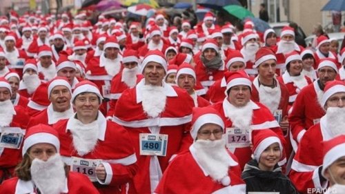 В Германии Санта-Клаусы провели праздничный забег (видео)