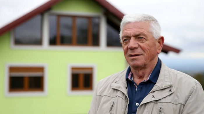 У Боснії чоловік збудував дружині дім, що обертається. Вона просила урізноманітнити види з вікна (видео)