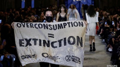 На показ Louis Vuitton ворвались экоактивисты (видео)