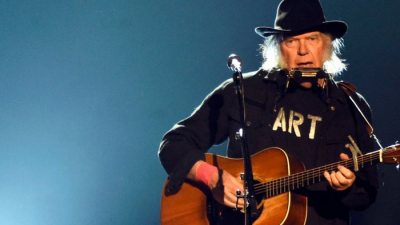 Spotify удалил песни Нила Янга из-за ультиматума: либо он, либо антивакцинаторы