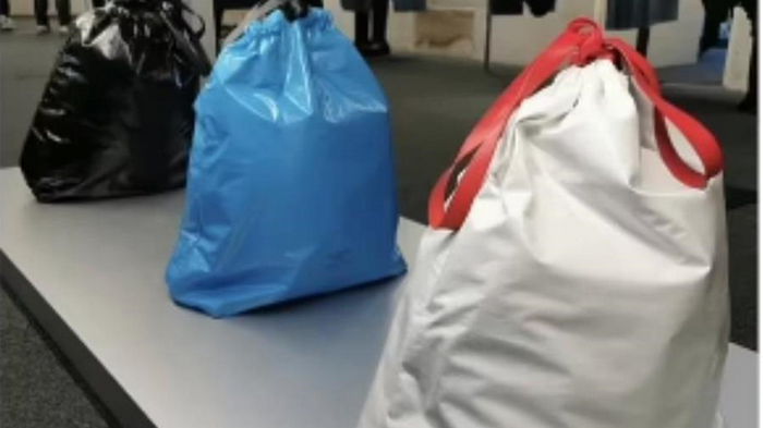 Balenciaga раскритиковали за продажу сумок за $1800 по типу мусорных мешков