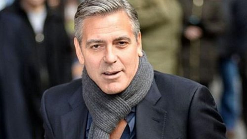 Джордж Клуни предстал на публике в порванном халате (видео)