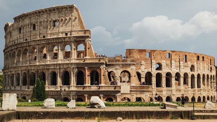 В Италии туристу, нацарапавшему на Колизее свое имя, грозит штраф и заключение