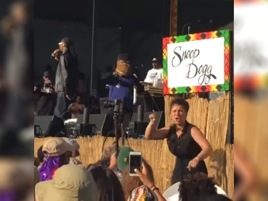 Сурдопереводчица затмила известного американского рэпера Снуп Догга (видео)