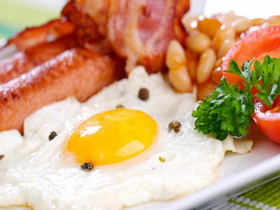 Диетологи рассказали, почему завтракать нужно стоя