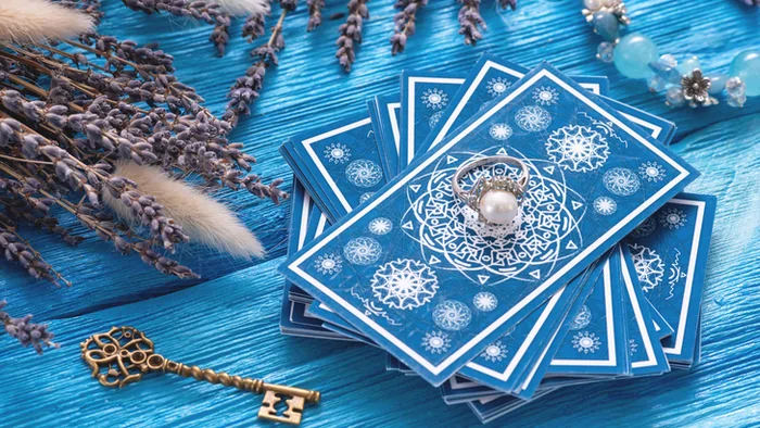 Таро-гороскоп на неделю: кто начнет все с нуля, а кто утонет в проблемах