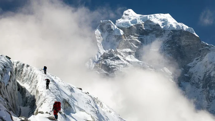 Двое альпинистов побили собственные рекорды по количеству успешных восхождений на Эверест