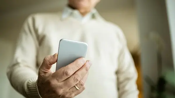 75-летний пенсионер влюбился в созданную искусственным интеллектом девушку и потребовал развода