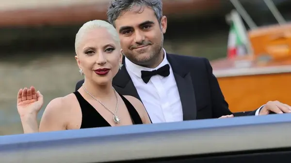 Леди Гага расплакалась на сцене, рассказывая о женихе (видео)