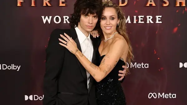 Майли Сайрус подтвердила помолвку с музыкантом Максом Морандо