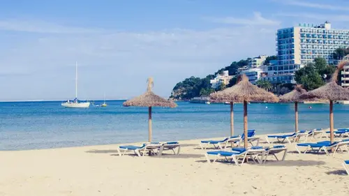 Популярные испанские острова вводят новые ограничения для туристов: касаются пляжей