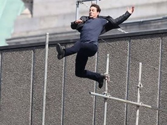 Актер Том Круз травмировался на съемках фильма «Миссия невыполнима 6» (видео)
