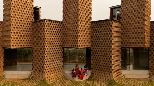 В Индии построили необычный ресторан из морских контейнеров (фото)