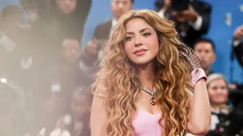 Шакира упала на сцене во время концерта в Сан-Сальвадоре (видео)