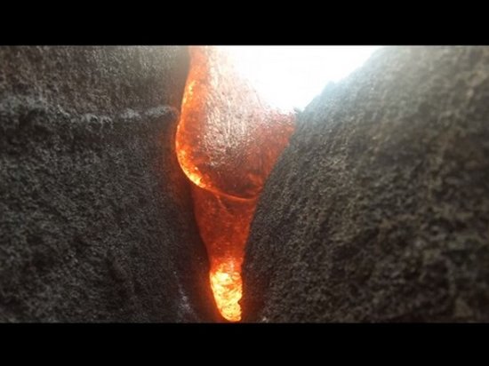 Гаваец снял уникальные кадры извержения вулкана (видео)