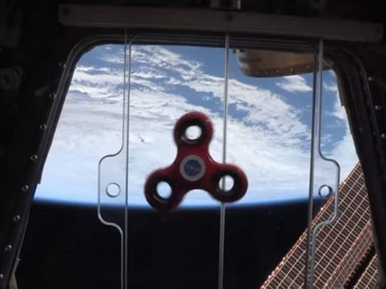 NASA показало, как астронавты в космосе крутят спиннер (видео)