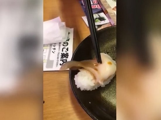 Живого моллюска в суши сняли на видео