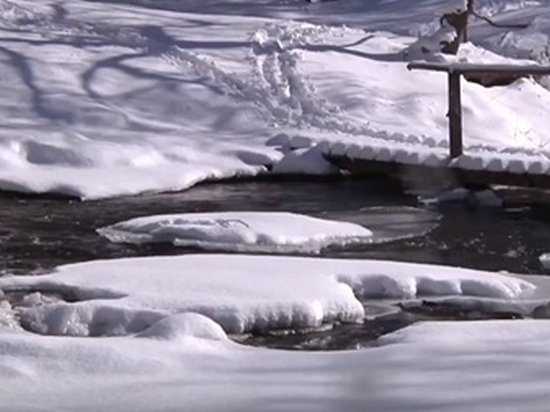 Замерз один из самых известных водопадов Украины (видео)