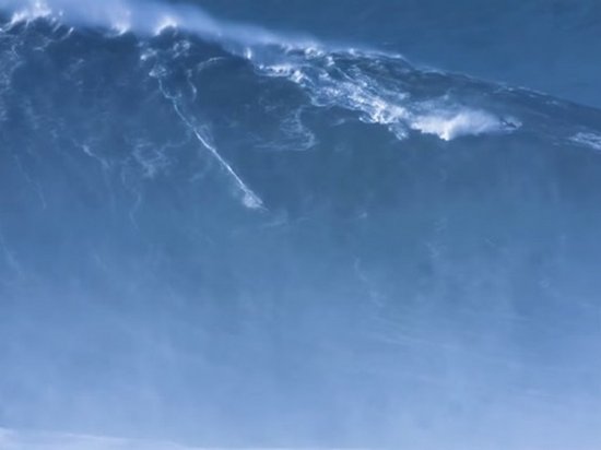Серфер покорил гигантскую волну и установил рекорд (видео)