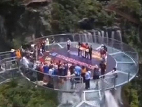В Китае появился самый длинный стеклянный мост (видео)