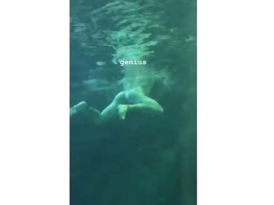 Мужчина разделся и прыгнул в аквариум с акулами