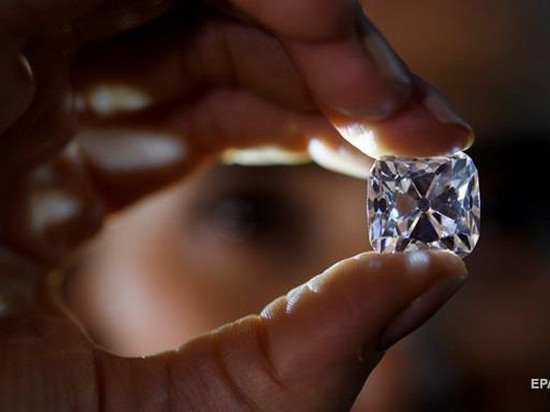 Пенсионерка нашла в парке алмаз почти в три карата