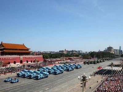 В Китае вывели на парад 12 тысяч солдат и 500 единиц техники (фото)