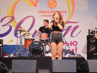 Ани Лорак дала концерт в Сибири среди кур и шашлыков (видео)