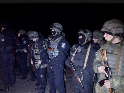 Активистов блокады Крыма штурмует Нацгвардия (фото)