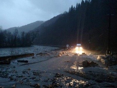 Сильное наводнение в Закарпатье смывает целые дороги (видео)