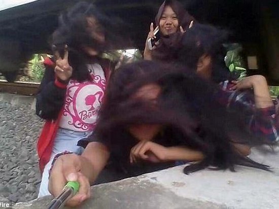 Во время неудачного селфи голова индонезийской школьницы попала под поезд (фото)