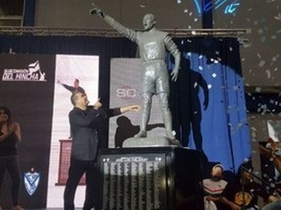 В Аргентине открыли статую легендарного вратаря Чилаверта (видео)