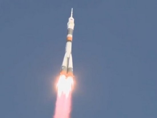 РФ запустила ракету Союз с экипажем для МКС (видео)