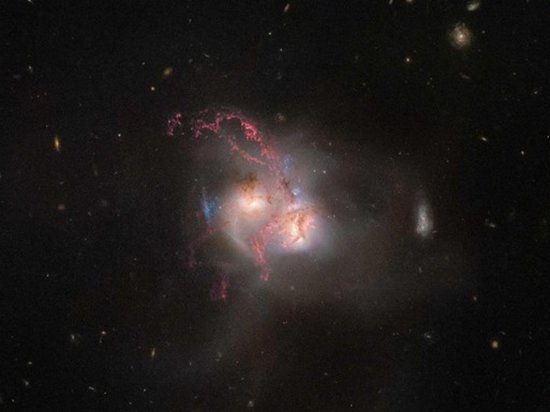 Агентство NASA показало слияние двух галактик