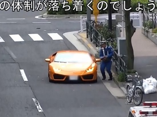 Японский велополицейский догнал нарушителя на Lamborghini (видео)